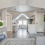 Stay Portland Collection - Luxury Portland Gem! 99 Walk Score, New Remodel
