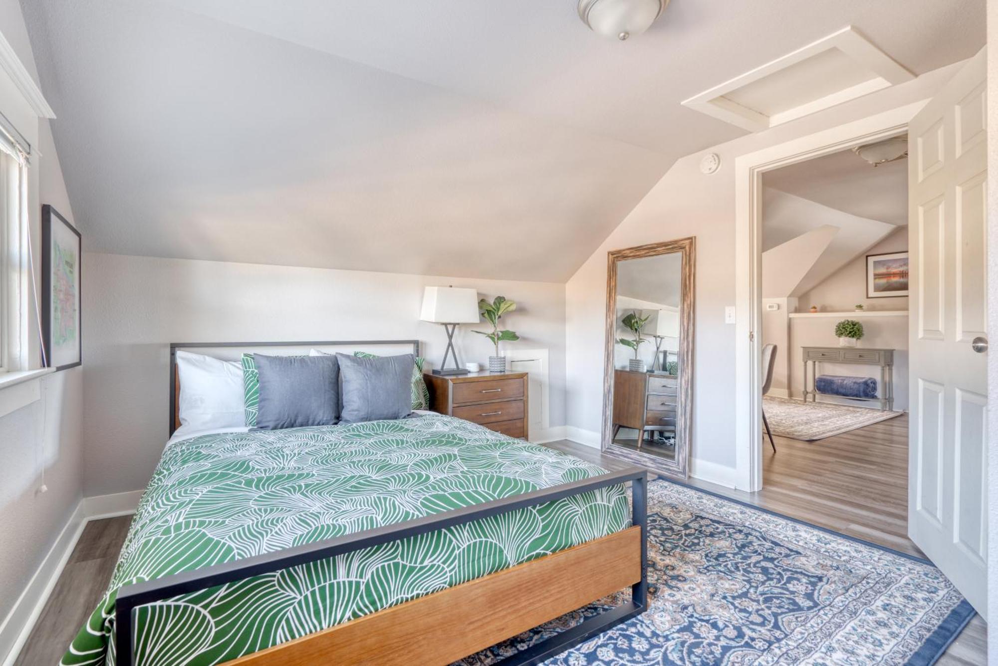 Collection - Luxury Gem! 99 Walk Score, New Remodel Holiday home