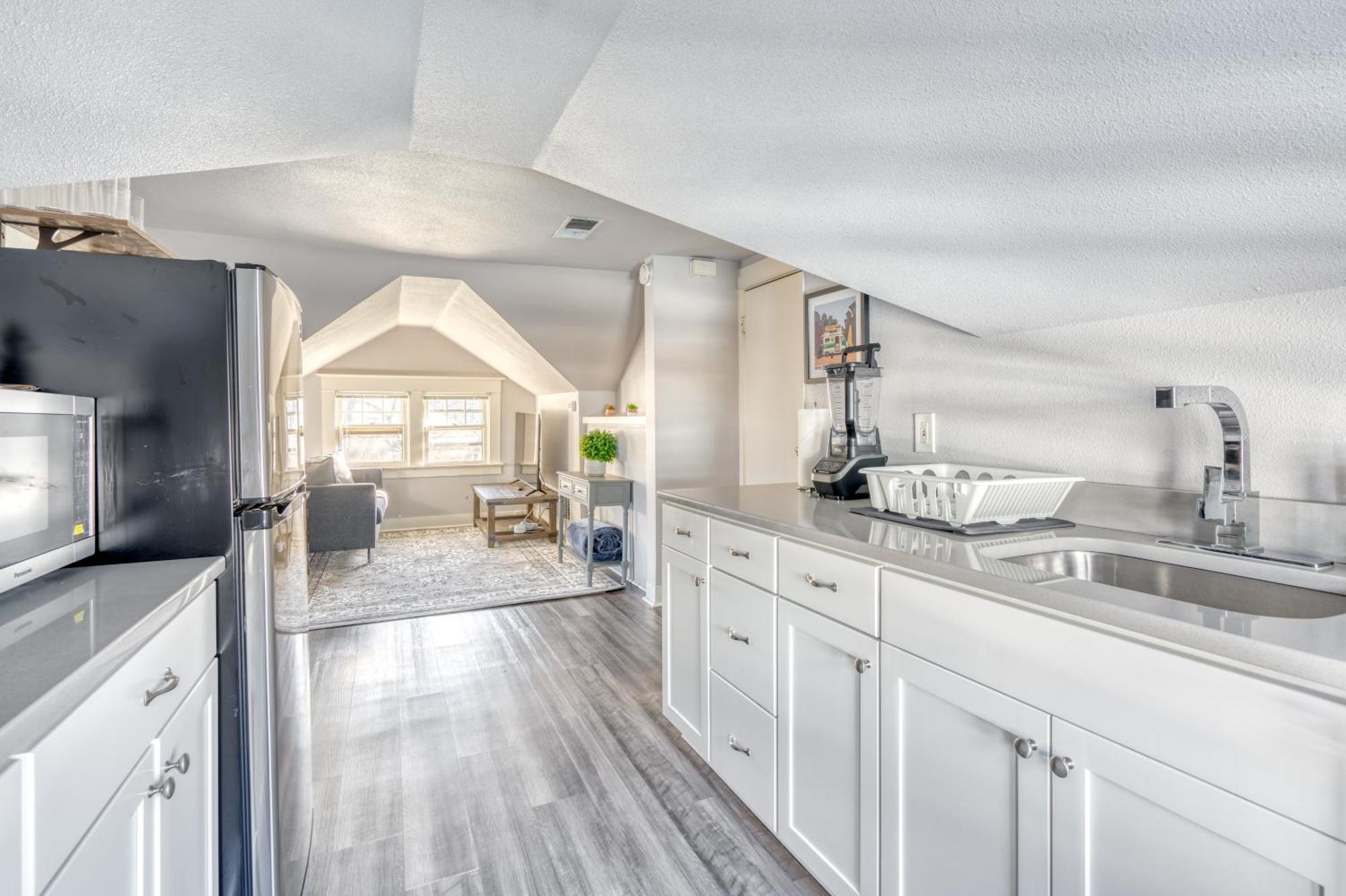 Collection - Luxury Gem! 99 Walk Score, New Remodel Holiday home *