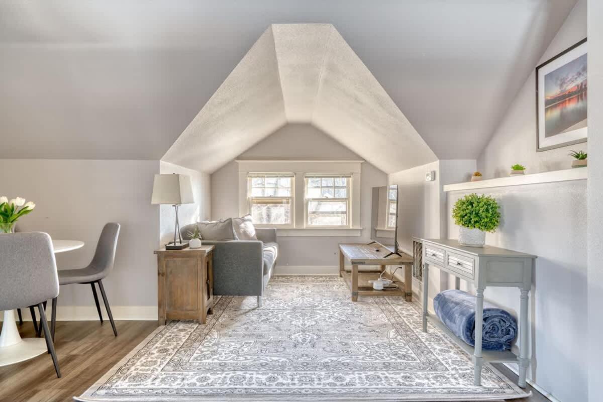 Collection - Luxury Gem! 99 Walk Score, New Remodel *