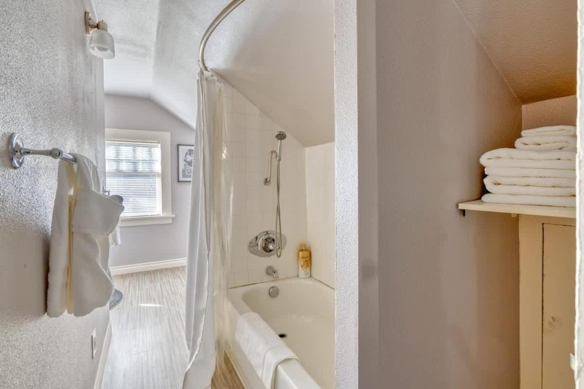 Collection - Luxury Gem! 99 Walk Score, New Remodel Holiday home *