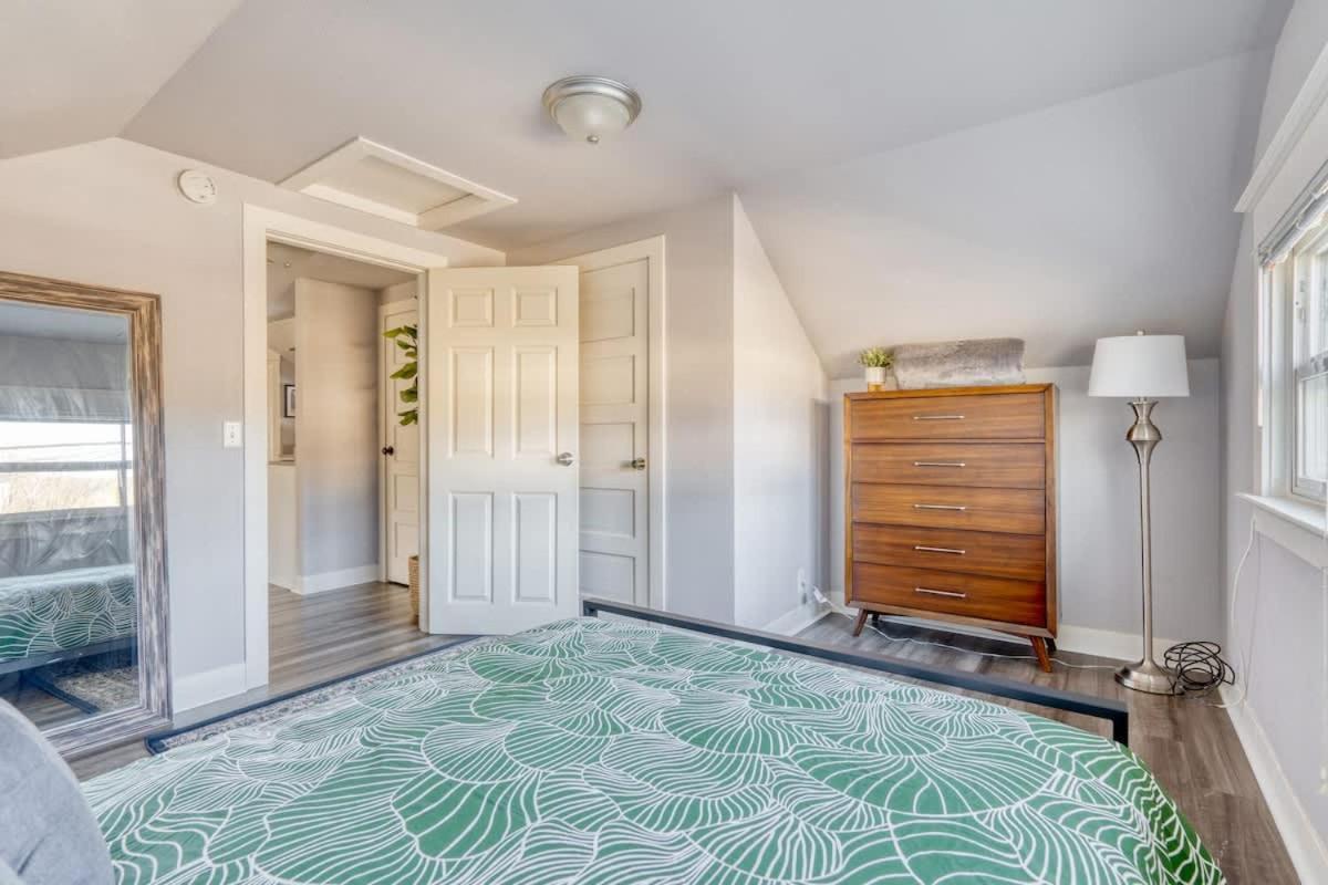Holiday home Collection - Luxury Gem! 99 Walk Score, New Remodel