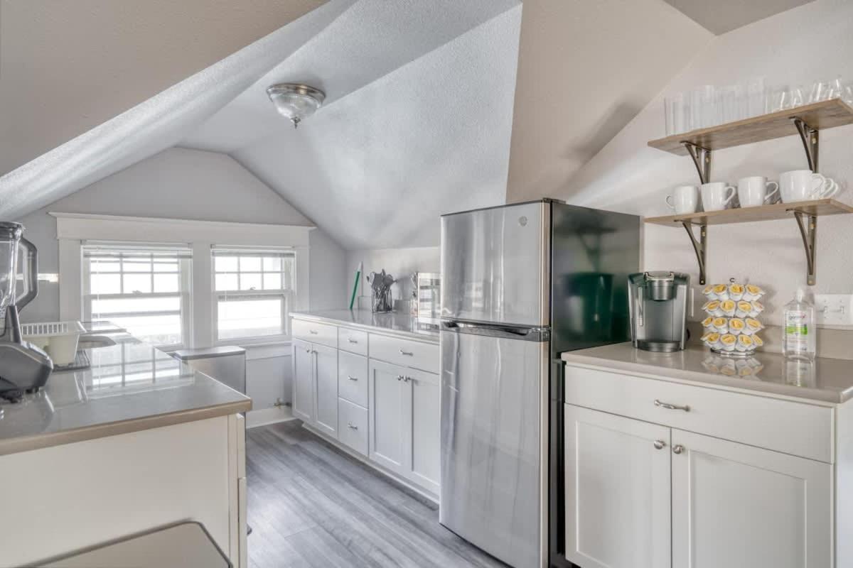 Holiday home Collection - Luxury Gem! 99 Walk Score, New Remodel *